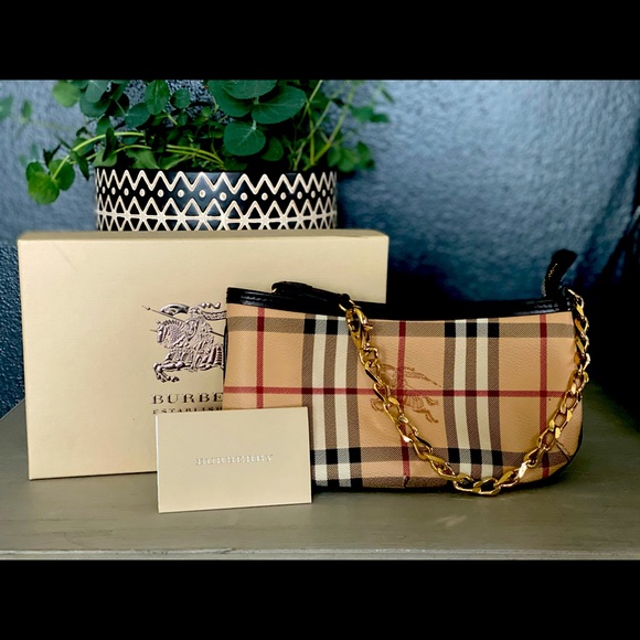 Burberry Handbags - Burberry wristlet